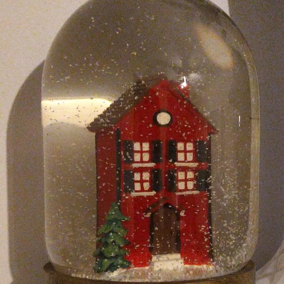 Home in the Snow Snowglobe musical - Here Comes Santa Claus wind-up red house - Picture 3 of 8